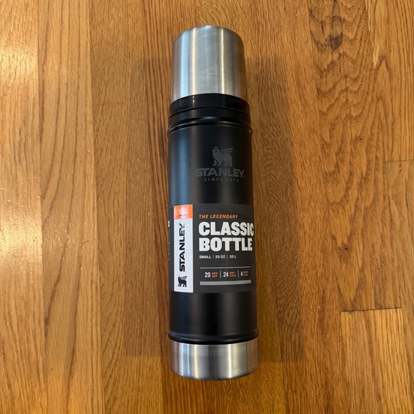 NWT! STANLEY the legendary classic bottle 20oz - Picture 1 of 4